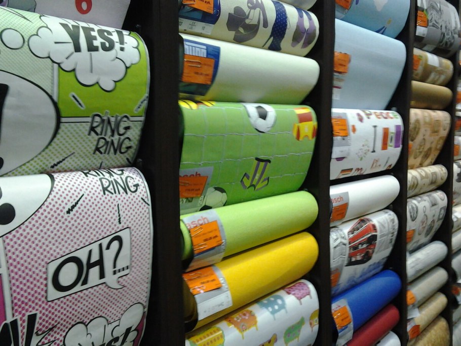 Рулоны обоев много