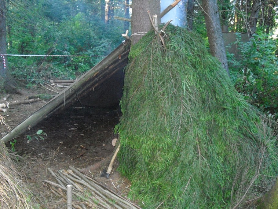 Односкатный шалаш убежище