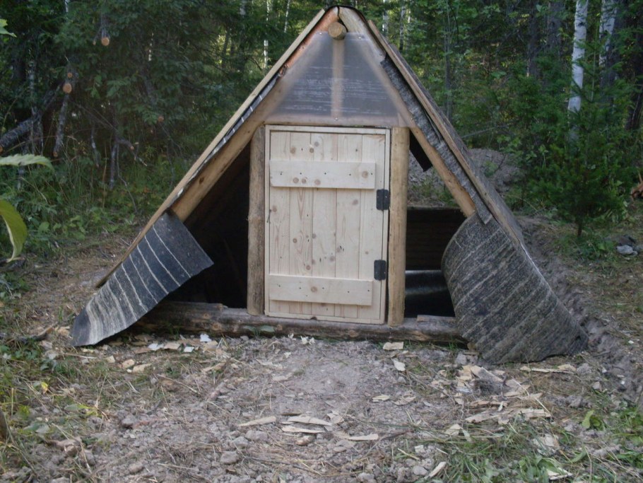 Охотничьи землянки избушки в лесу