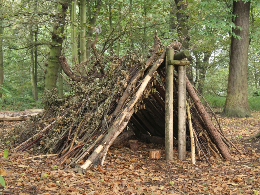 Двускатный шалаш убежище