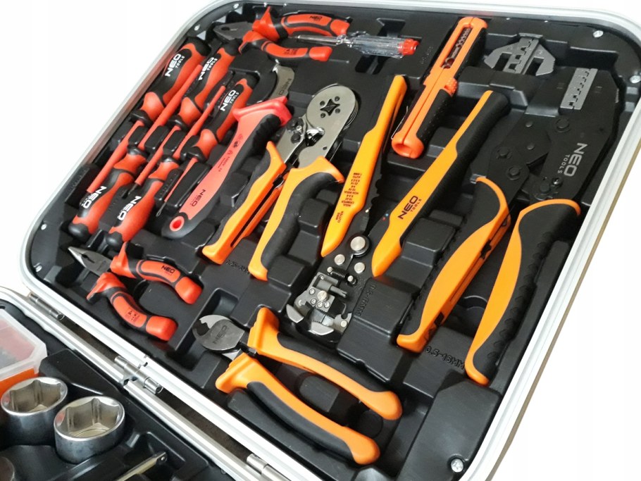 Инструменты набор чемодан для электрика Нео 01-310
