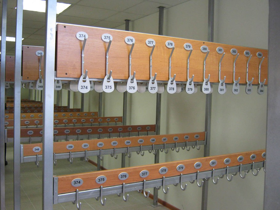 Вешалки для гардероба в школе