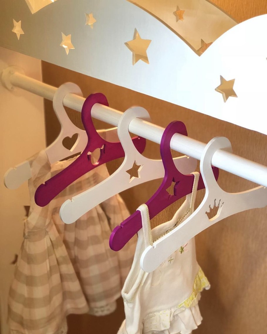 Детская одежда на вешалке