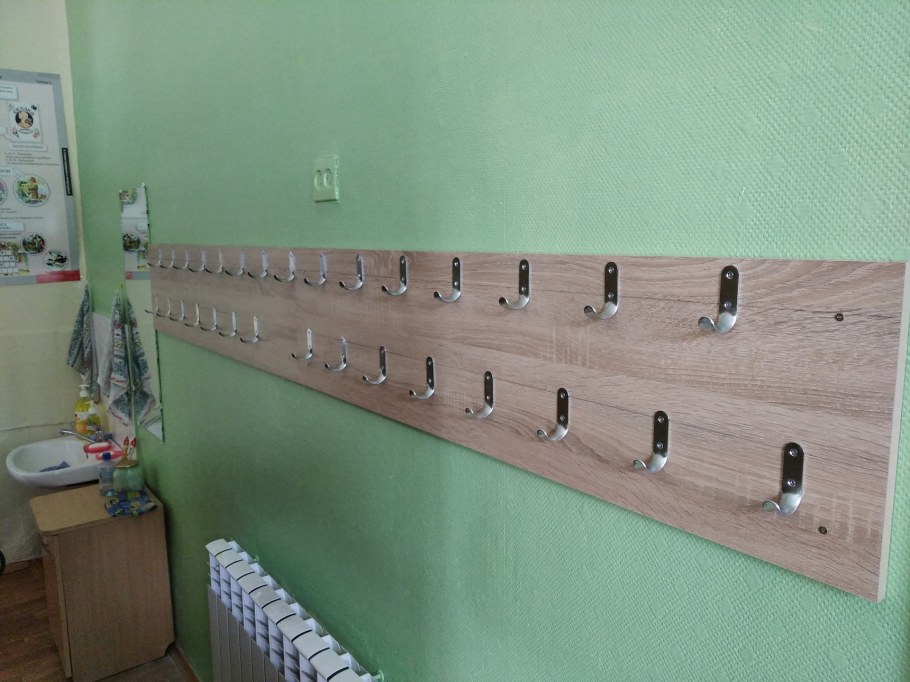 Вешалка в класс для одежды