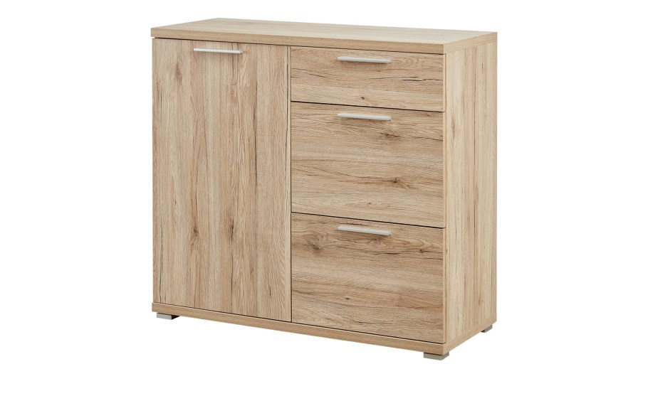 Девушка на комоде