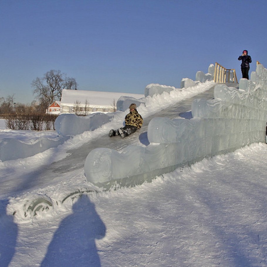 Зимние горки из снега
