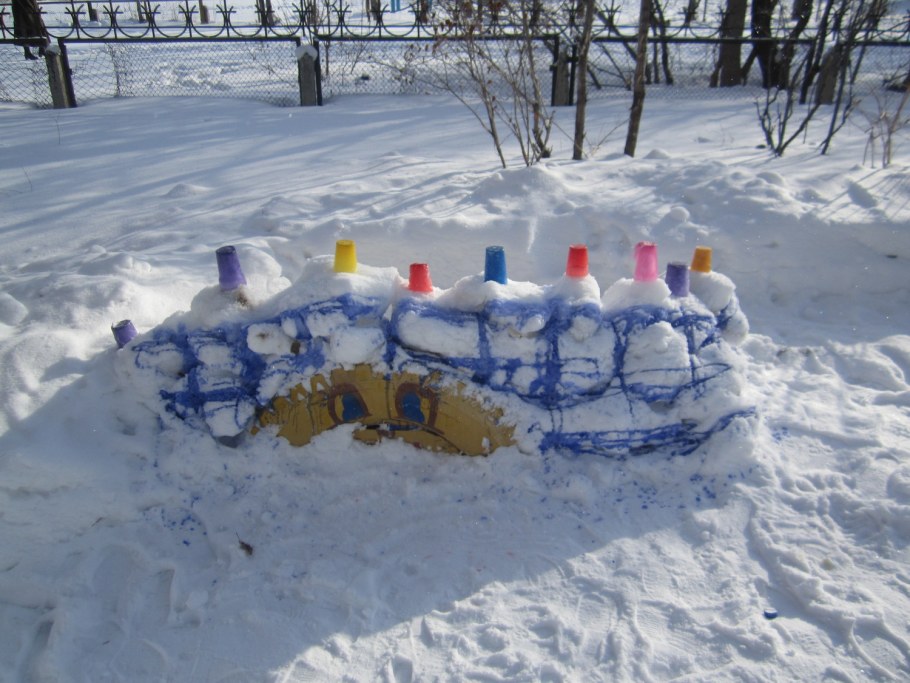 Крепость из снега в детском саду