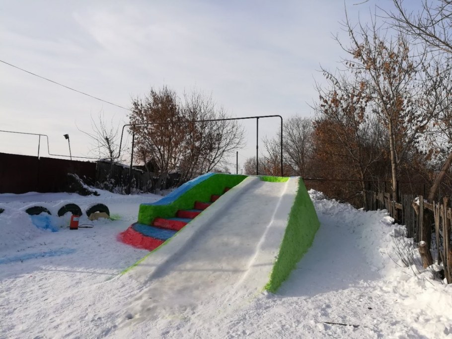 Снежная горка из снега