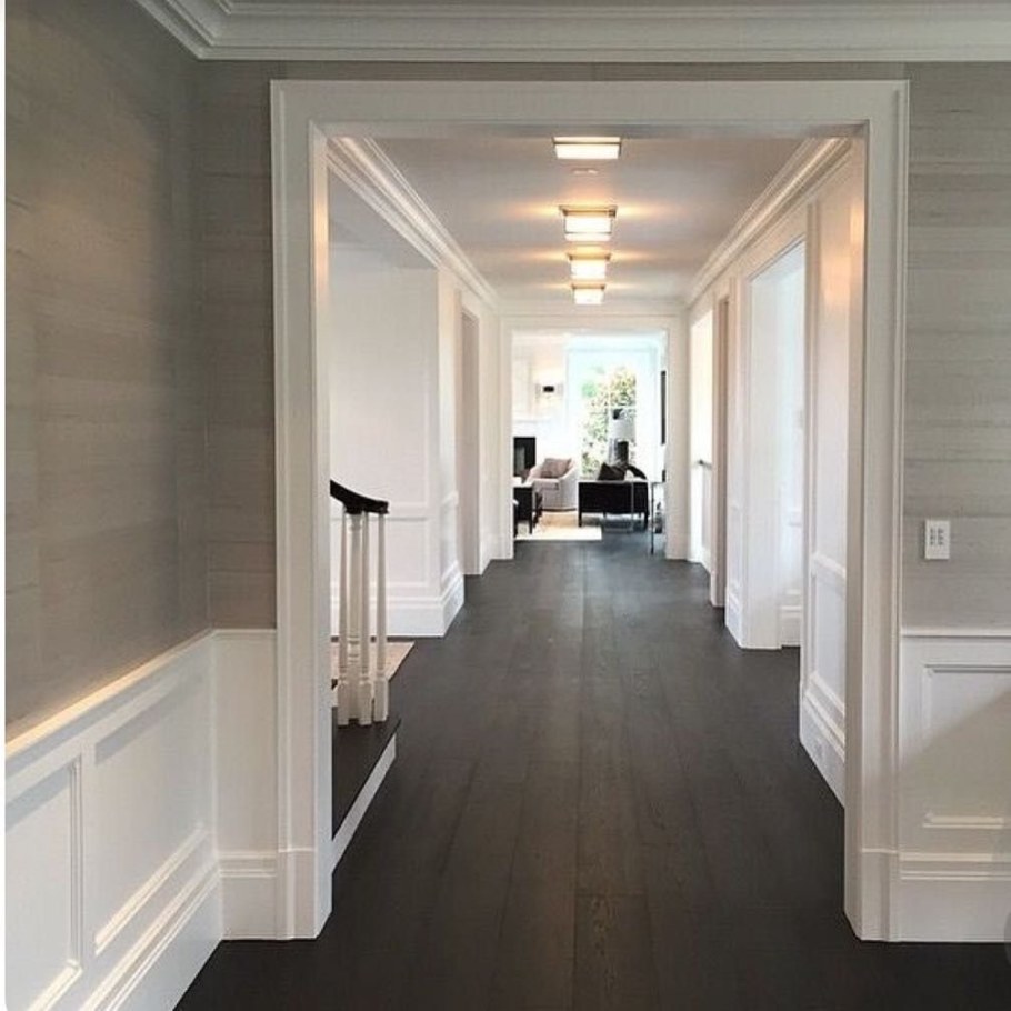 Молдинги в интерьере коридора