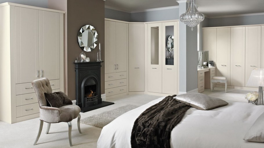 Угловой шкаф в интерьере спальни