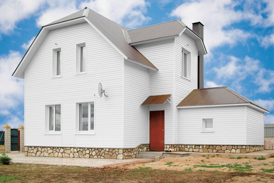 Дом обшитый белым сайдингом