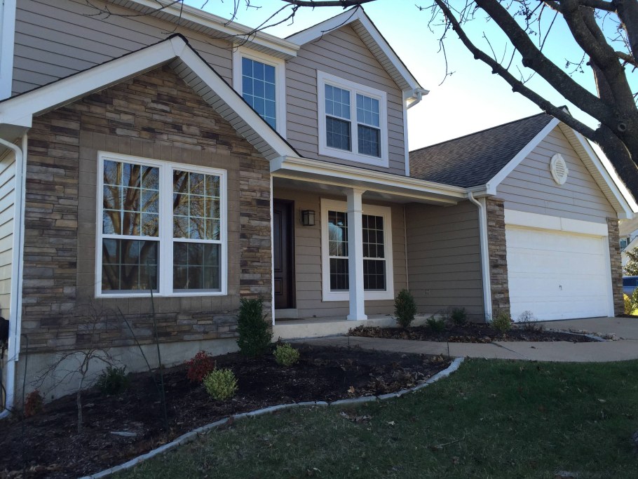 Фасад дома из сайдинга и камня
