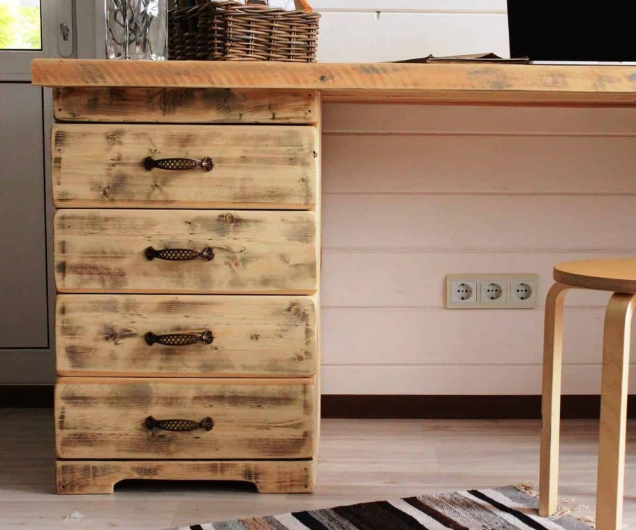 Стол из массива сосны