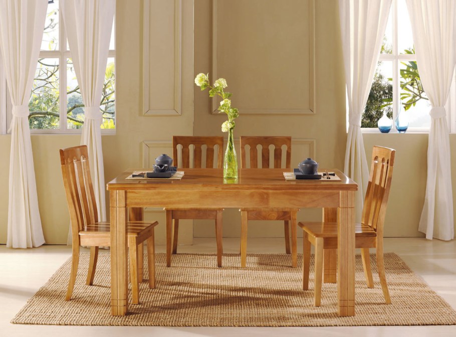 Деревянный стол в интерьере