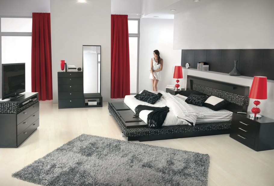 Светлая комната с черной мебелью