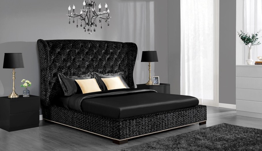 Черная бархатная кровать