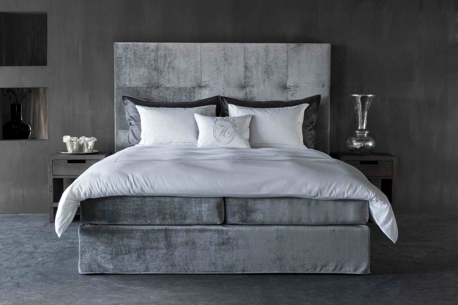 Кровать с серым изголовьем