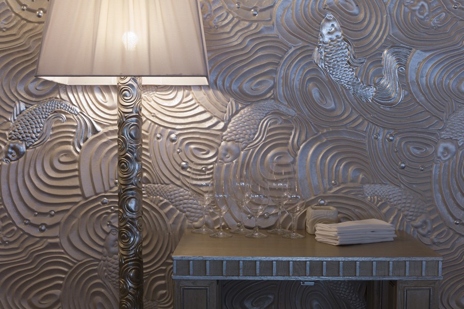 Круги из декоративной штукатурки на стене