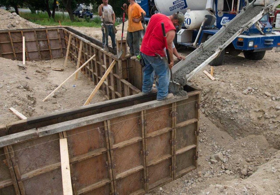 Бетонирование опалубки