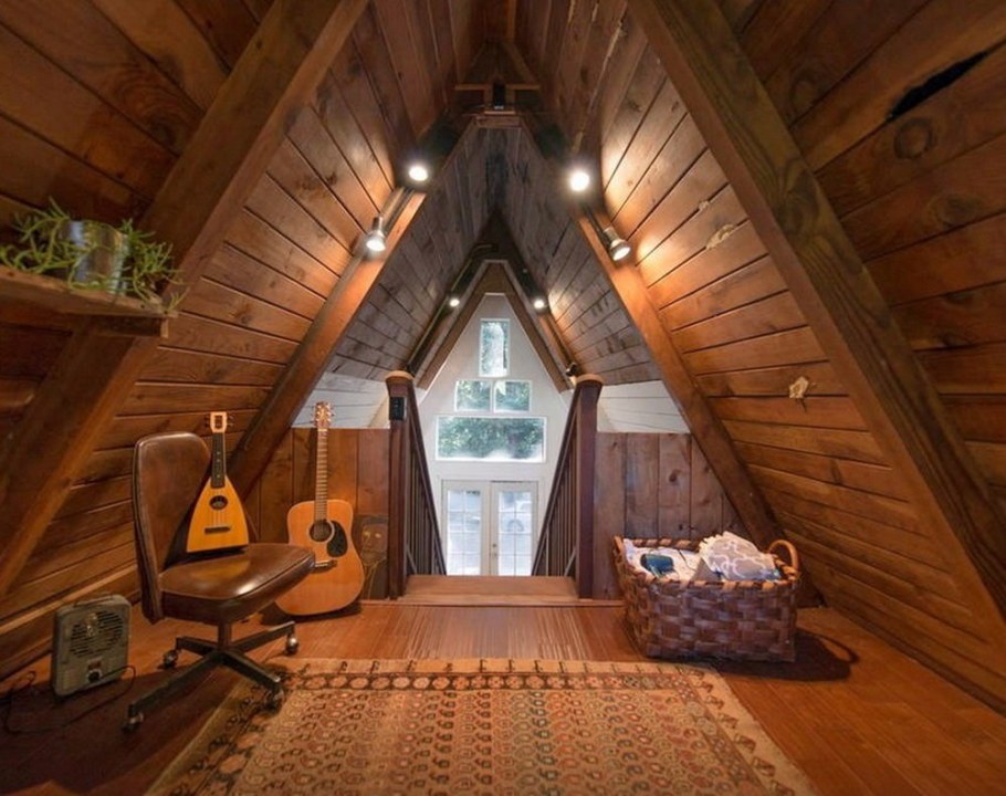 Уютный деревянный домик внутри
