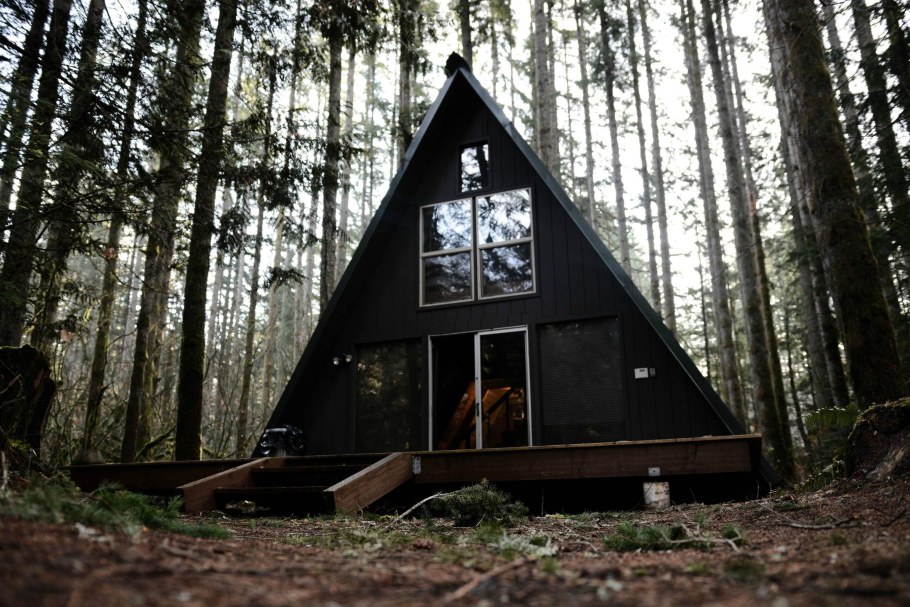 А фрейм дом в лесу