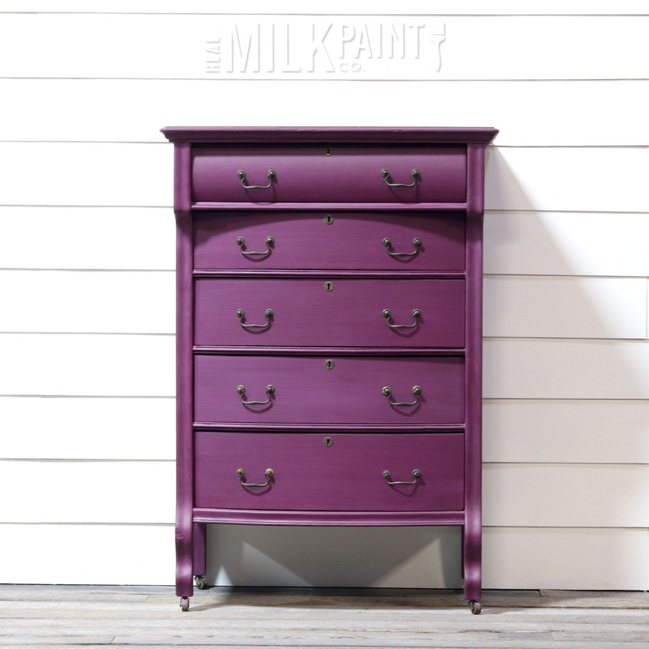 Комод в сиреневом цвете