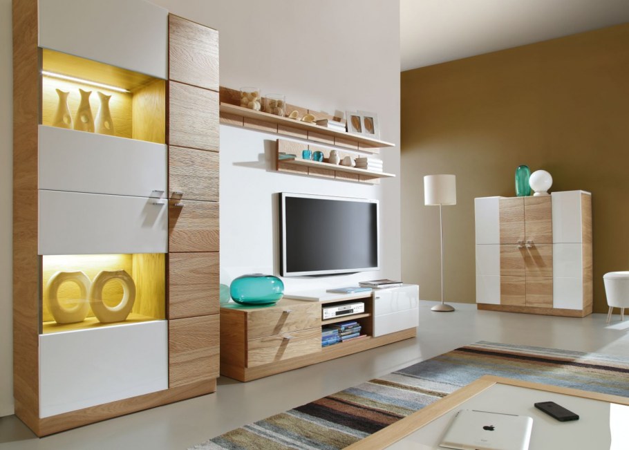 Гостиная белая с деревом