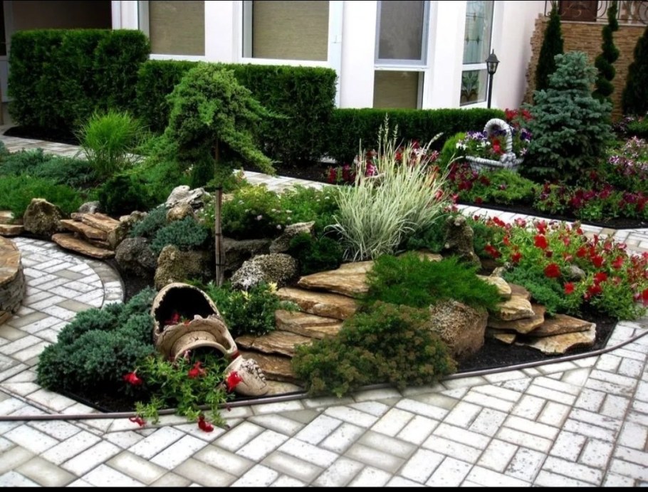 Хвойники с камнями в ландшафте