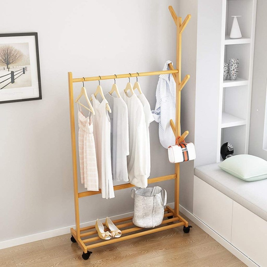 Напольная вешалка в интерьере