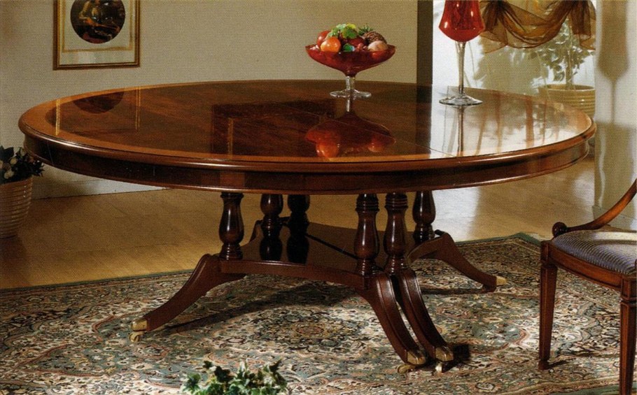 Деревянный лакированный стол