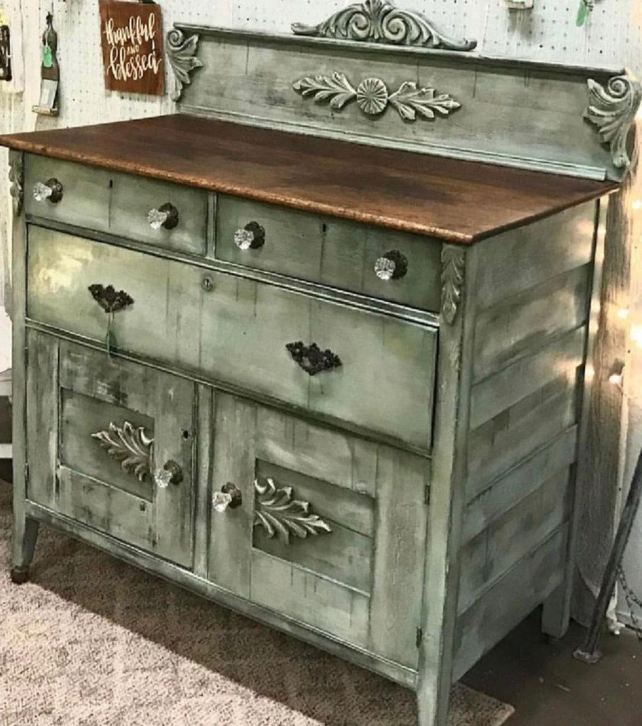 Искусственно состаренная мебель