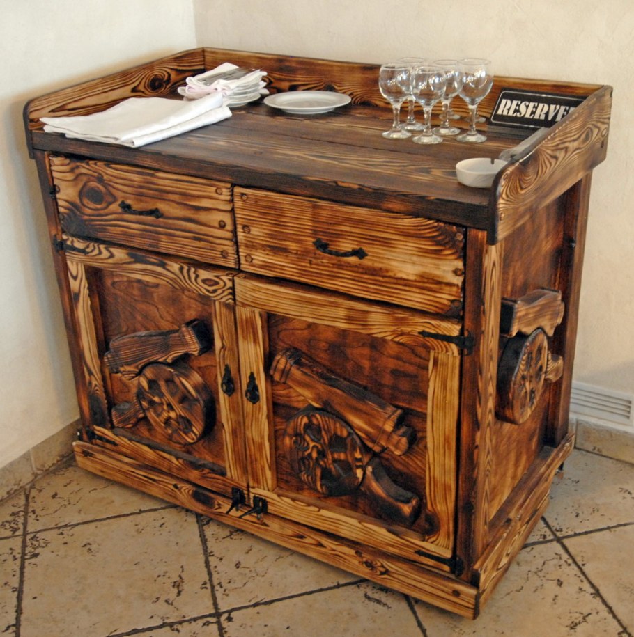 Состаренная деревянная мебель