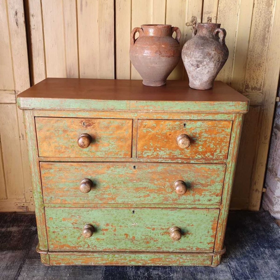 Состаренный комод