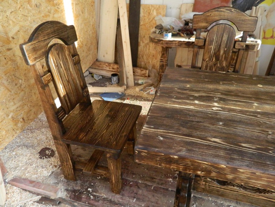 Стулья из брашированного дерева