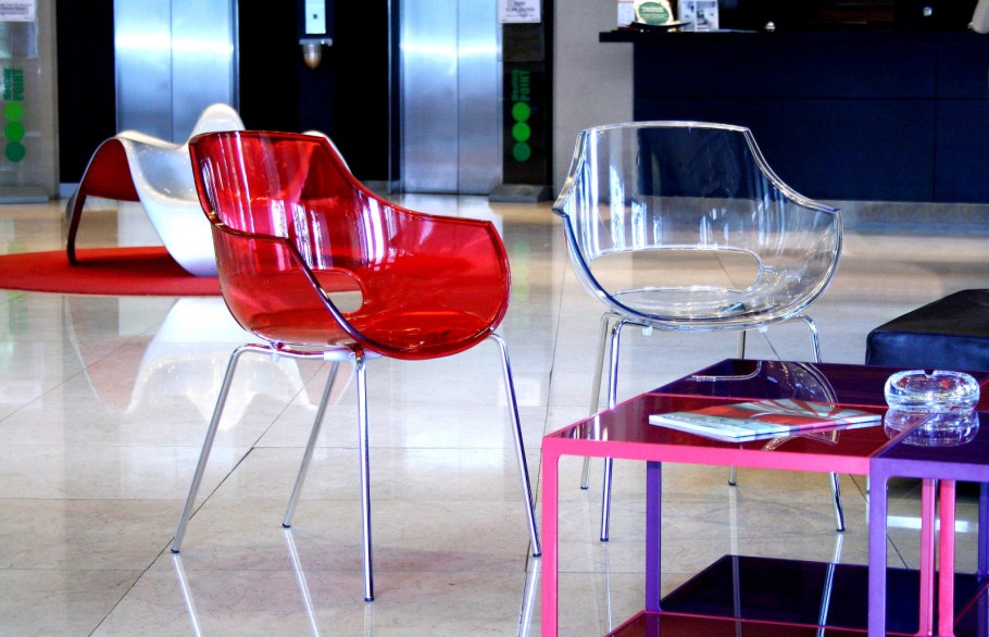 Прозрачный стул из пластика