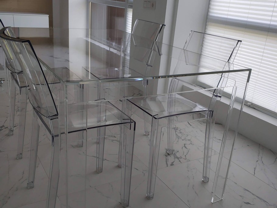 Прозрачный столик из оргстекла