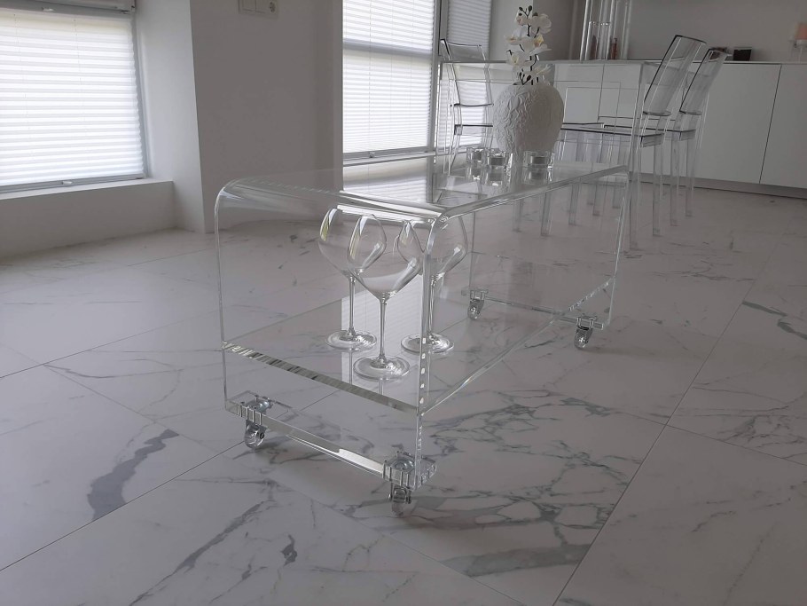 Столик из плексигласа