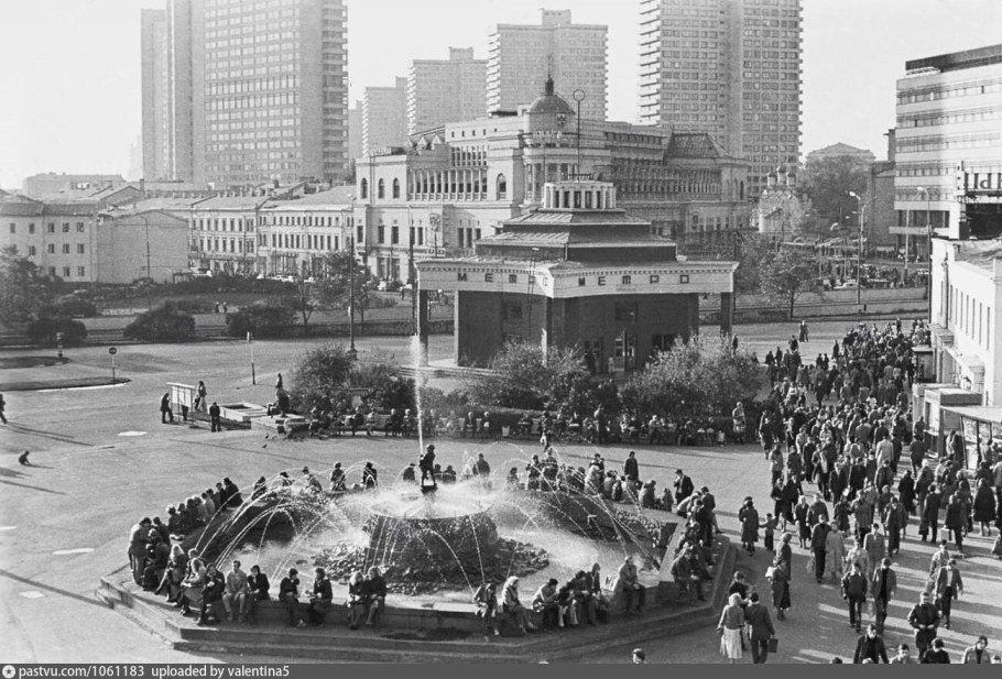 Арбатская площадь Москва