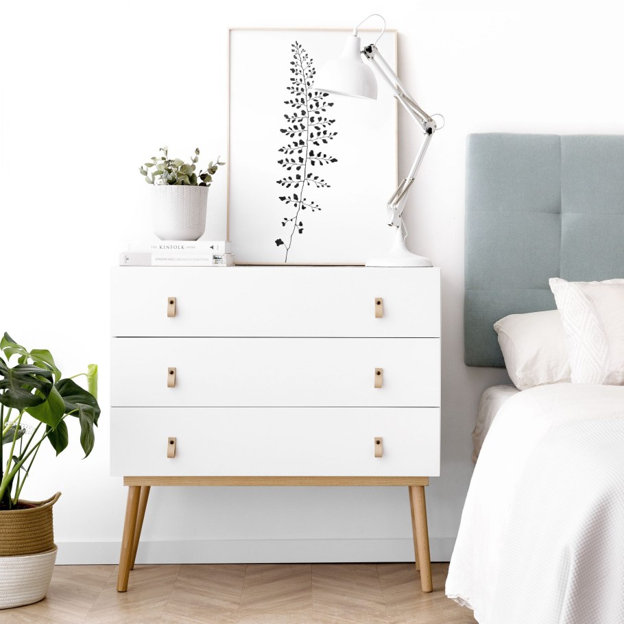 Комод с кожаными ручками