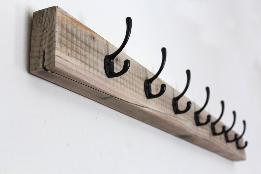 Доска с крючками для одежды