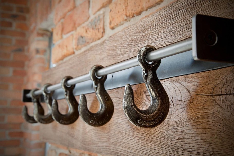 Крюк в стену