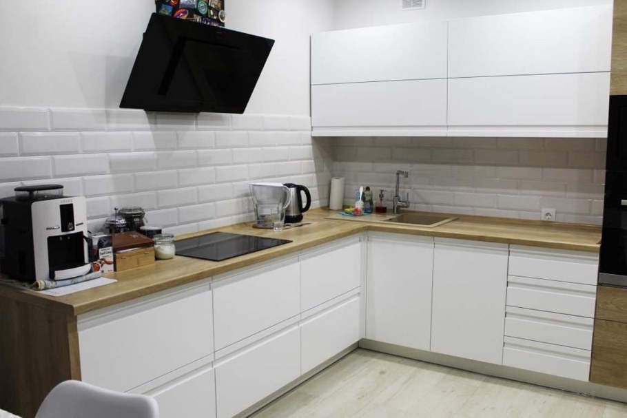 Белая кухня без ручек с деревянной столешницей