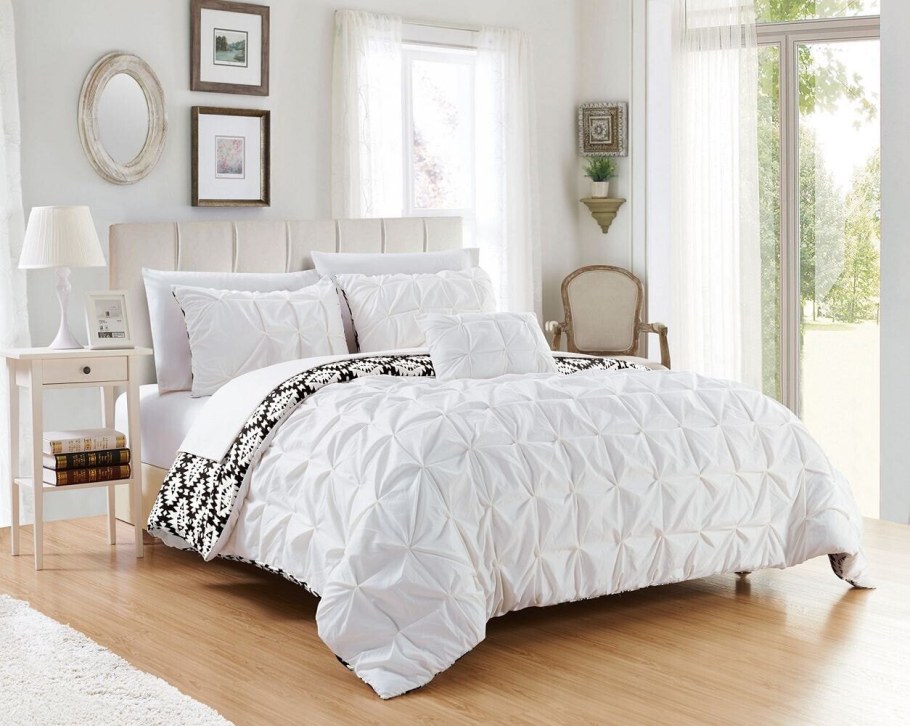 Постельное белье в белой комнате