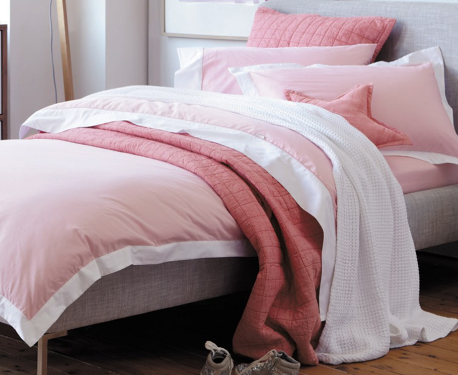 Кровать розовая со следами