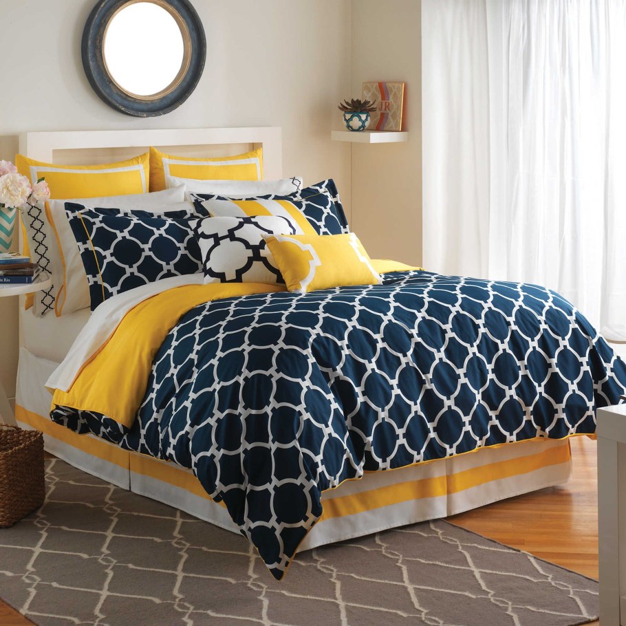 Черное постельное белье с желтой полосой