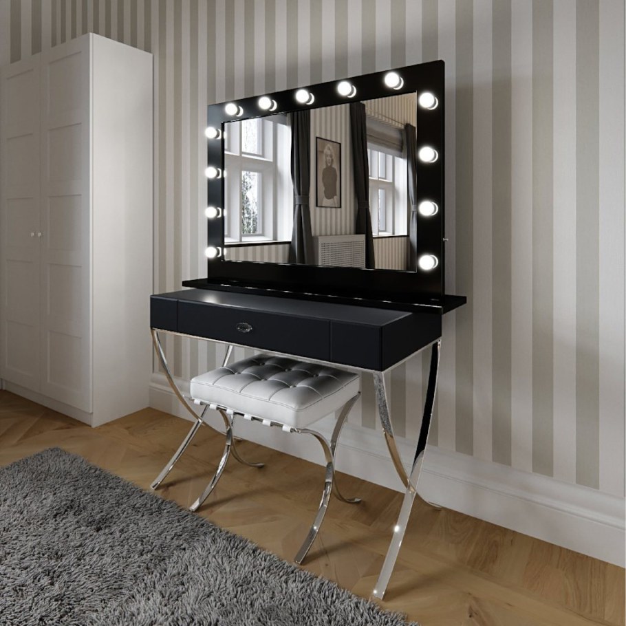 Столик для макияжа