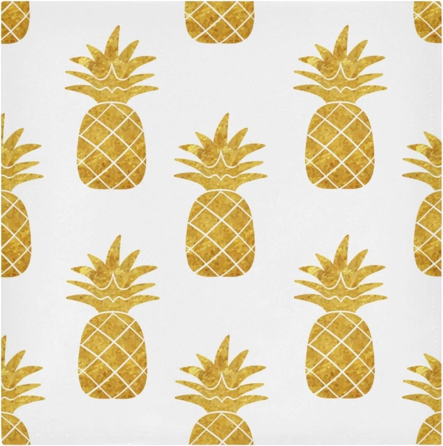 Золотой ананас на белом фоне