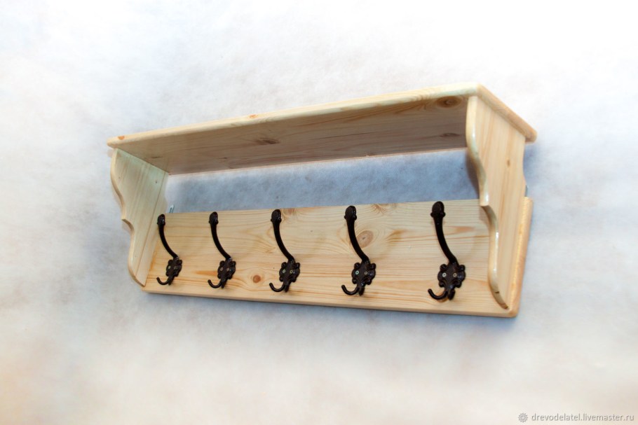 Настенная вешалка в прихожую из дерева