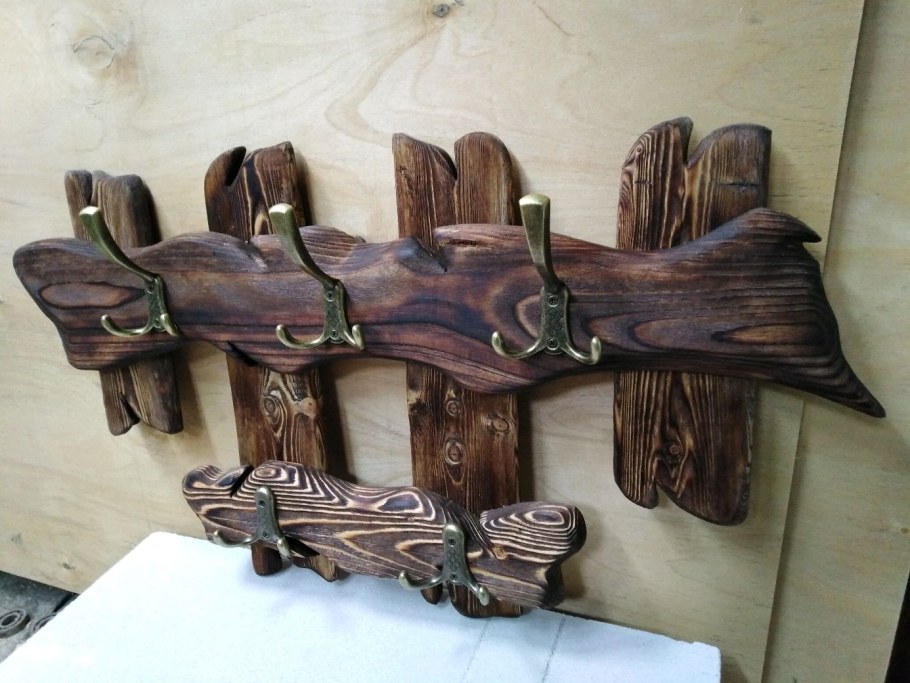 Вешалка из дерева