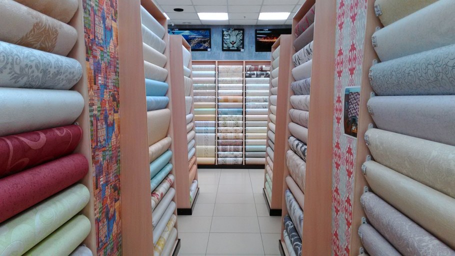 Обои в рулонах в магазине